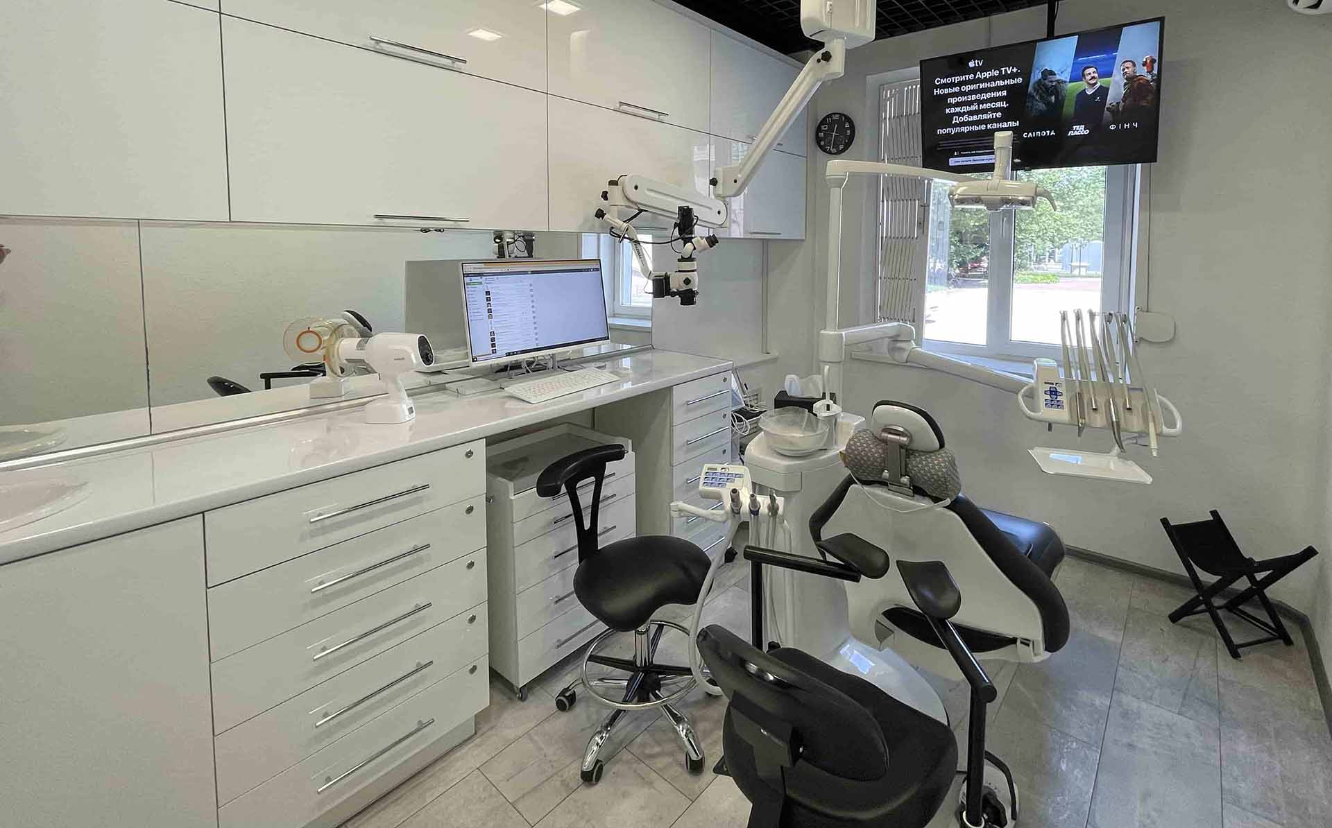 DM-Clinic — стоматологічна клініка, де лікування починається з діагностики, зрозумілого плану та діалогу з пацієнтом.